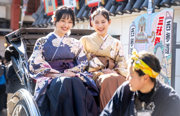 人力車に乗る様子