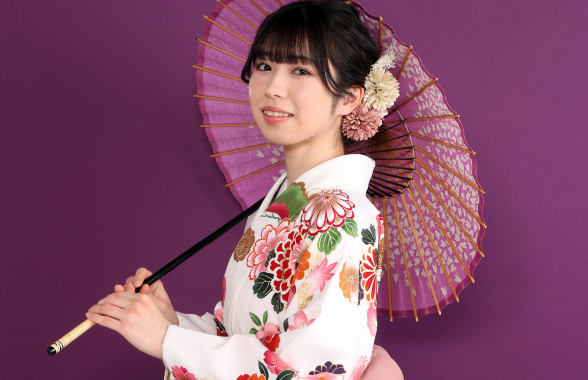 和傘をもって撮影